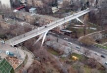 В Одессе экстремал повис без страховки на Тещином мосту (видео)