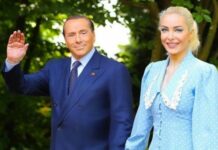 85-річний Сільвіо Берлусконі розцілував 32-річну красуню-блондинку прямо на футбольному матчі (відео)