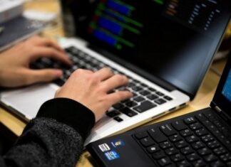 Anonymous глушили рации российских военных гимном Украины