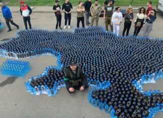 В Одессе собрали девять тонн воды для Николаева и сложили из нее карту Украины