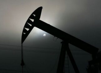 Нефть стремительно дешевеет из-за сокращения спроса
