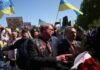 «Заплатив обличчям» за політику путіна: російського посла у Польщі облили штучною кров’ю під крики «фашисти»