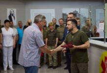 Президент Украины посетил больницу в Одессе и вручил награды медикам