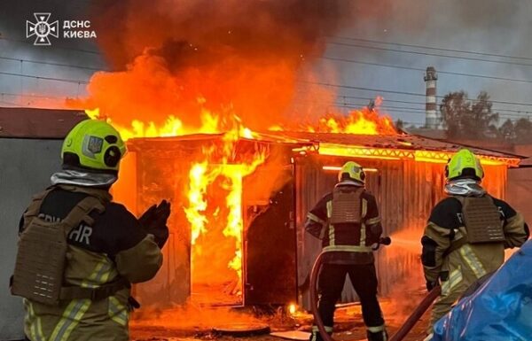 В результате падения обломков сбитых российских дронов горел склад на Киевщине