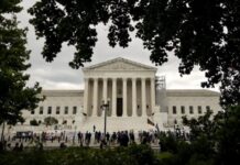 Верховный суд США разрешил Трампу депортировать мигрантов в третьи страны