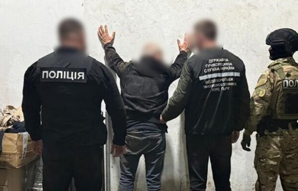 Планировал доставить в Европу 15 килограммов героина: в Одессе задержали наркокурьера